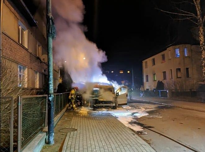 W nocy z 16 na 17 stycznia przy ulicy Chopina w Kluczborku spalił się bus.