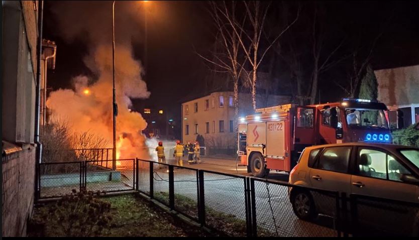 W nocy z 16 na 17 stycznia przy ulicy Chopina w Kluczborku spalił się bus.